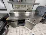 un plan de travail en acier inoxydable dans une cuisine commerciale
