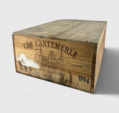 une boîte en bois avec une étiquette de vin