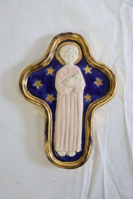 l'image d'une croix bleue et or avec une statue de femme