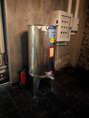 un chauffe-eau placé dans un coin de la pièce, contre un mur