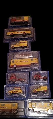 de nombreux types différents de véhicules miniatures dans des boîtes en plastique