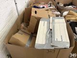 plusieurs boîtes empilées les unes sur les autres