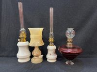 Lot comprenant quatre lampes à pétrole dont d'une à forme de… (photo 3)