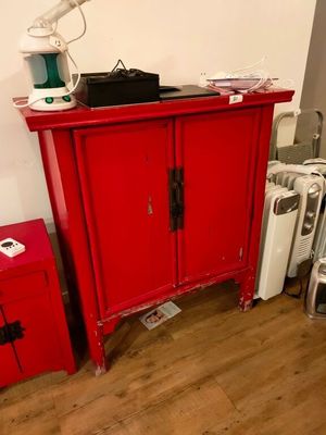 une armoire rouge avec un dessus noir et une armoire rouge avec un dessus noir