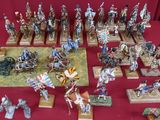 de nombreuses figurines de soldats exposées sur une table rouge