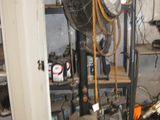 une photo d'une pièce avec un ventilateur et une borne d'incendie