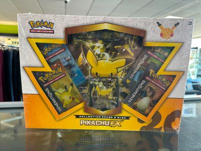 gros plan d'une boîte de cartes pokemon sur une table