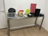 une table sur laquelle il y a beaucoup de plats