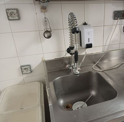 un évier avec un robinet au milieu