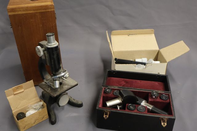 Lot comprenant un microscope N. BOUBEE, accessoires de microscope...