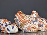 trois figurines assises sur une table les unes à côté des autres