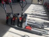 un chariot élévateur équipé de quatre fourches, dans un garage