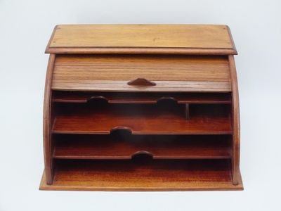 l'image d'un bureau en bois surmonté d'un tiroir