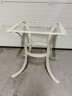 une photo d'une table en verre et en métal dans un garage