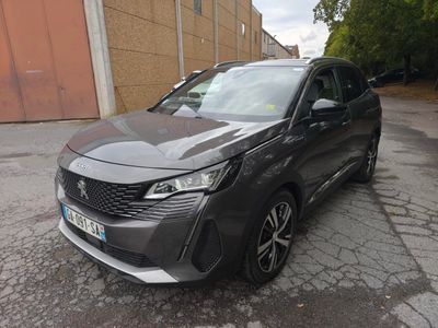 La voiture grise est garée sur le bord de la route.