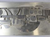 une plaque métallique sur laquelle figure l'image d'un train