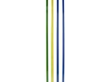 un gros plan sur un morceau de plastique orné d'une bande aux couleurs de l'arc-en-ciel