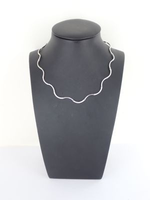 gros plan d'un collier sur un mannequin sur fond blanc