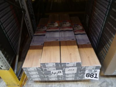 de nombreuses caisses en bois à l'arrière d'un camion