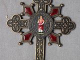 une croix en métal sur laquelle est représenté Jésus