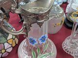 un vase en verre orné d'un oiseau, posé sur une table
