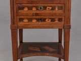 une ancienne commode en bois avec un plateau en marbre