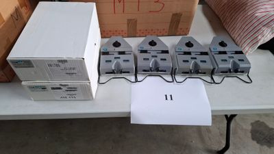 une table sur laquelle sont posés tout un tas d'appareils électroniques