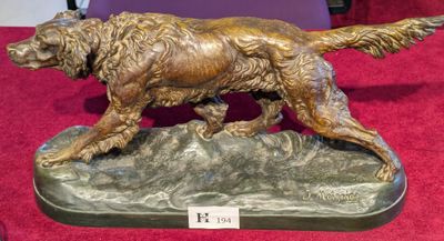 statue d'un golden retriever posé sur un rocher, sur un tapis rouge