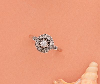 une image représentant une bague en diamant posée sur un coquillage