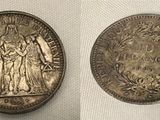 deux pièces d'argent, dont l'une représente une femme et l'autre un homme