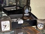 de nombreuses horloges différentes exposées dans une vitrine