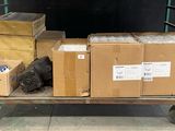 un chariot chargé de cartons dans un entrepôt