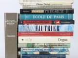 plusieurs livres empilés sur une table