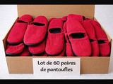 une boîte remplie de chaussons rouges sur laquelle est accrochée une étiquette