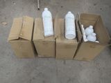 quatre cartons contenant différents types de produits d'entretien, posés par terre