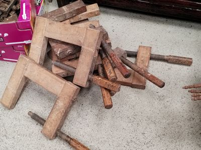 un tas de bois posé par terre