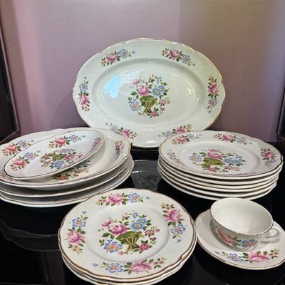 Service de table en faïence retro : 4 plats de service, 6 as…