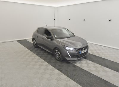 la voiture grise est garée dans le garage sur le sol en damier