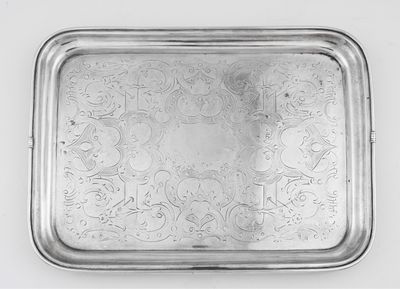 un plateau ancien en argent orné d'un motif floral