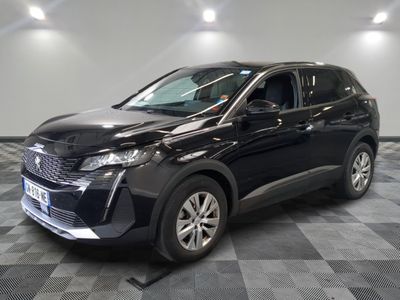 le 4x4 noir est garé sur un carrelage à carreaux