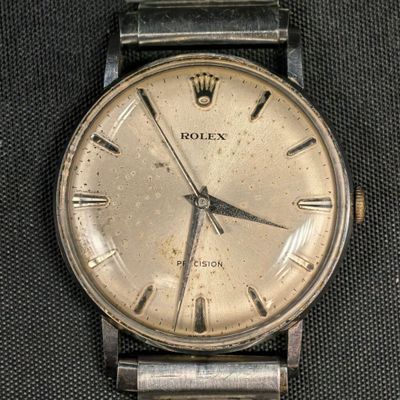 gros plan d'une montre avec des chiffres romains sur le cadran