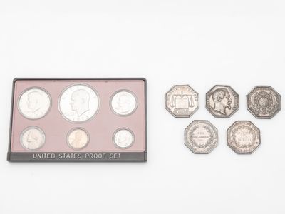 un gros plan sur une boîte de pièces et un coffret de pièces