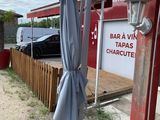 un parapluie bleu posé sur un support à l'extérieur