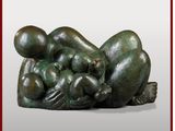 une image représentant une sculpture en bronze d'une mère et de son enfant