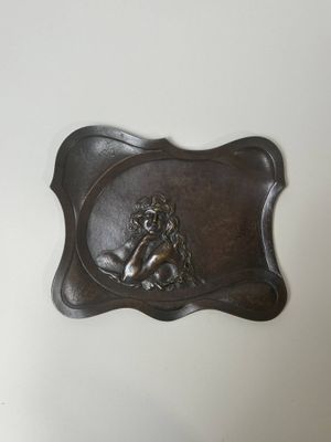 une image représentant une plaque métallique sur laquelle figure une sirène