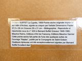 une étiquette apposée au dos d'une boîte sur laquelle figure déjà une étiquette