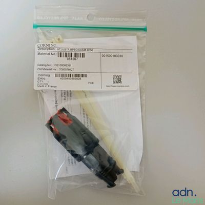 un sac en plastique contenant un stylo, posé sur une table