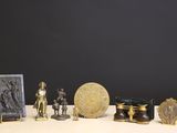 un grand nombre d'objets différents posés sur une table