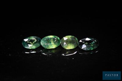 trois tourmalines vertes sur fond noir
