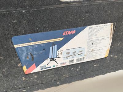 un bagage sur lequel est collé un autocollant